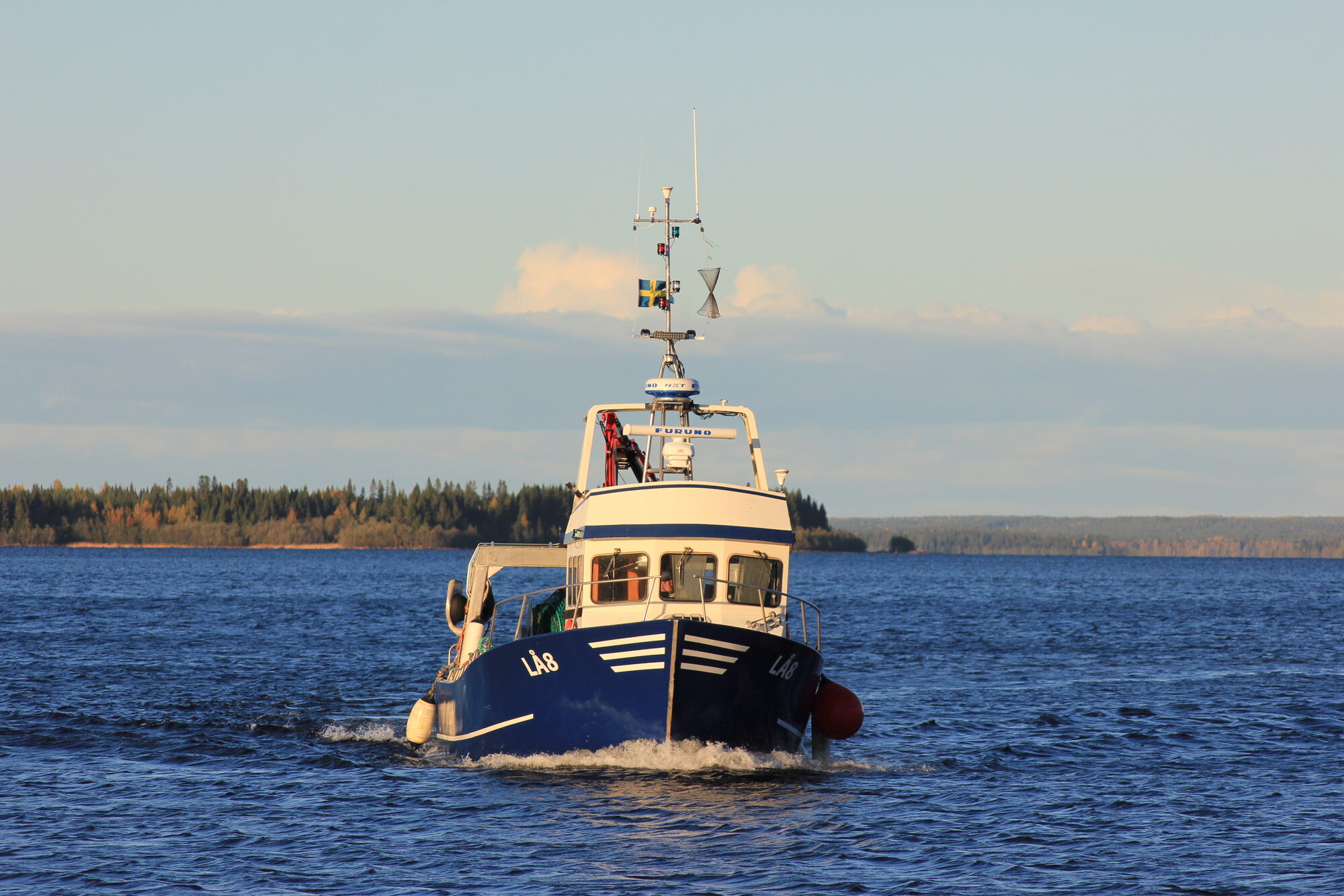 Fiskebåten på väg in mot Brändön